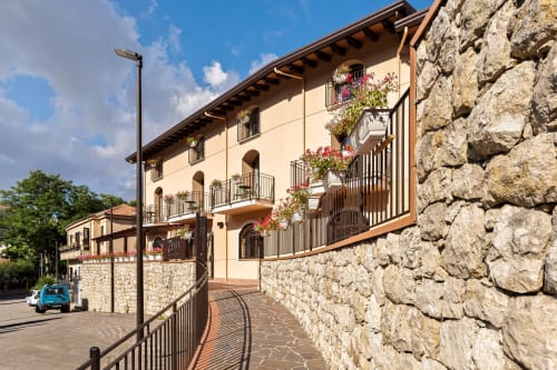 Dimora Silva Nature Suites a San Martino delle Scale: murature in pietra, balconate fiorite e viste panoramiche montane