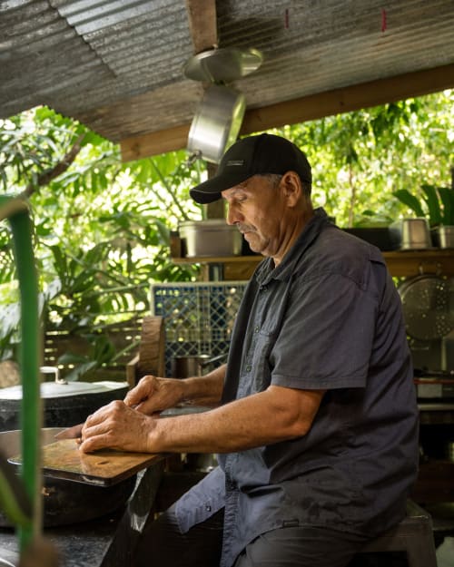 Homme travaillant le bois au Gite Eden du randonneur à Entre-Deux, Île de la Réunion