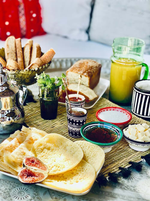 Petit-déjeuner marocain au Riad 191 : crêpes, figues fraîches, pain, olives et thé à la menthe à Marrakech