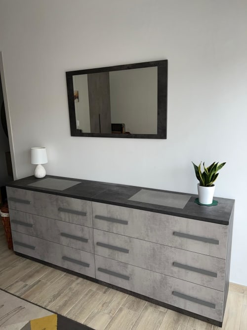 Moderno cassettone con specchio nella camera Orchidea degli Appartamenti MiSaNi a Novara