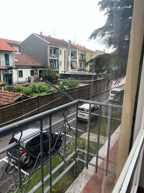 Vista dal balcone degli Appartamenti MiSaNi Orchidea a Novara con vie cittadine, auto parcheggiate e edifici residenziali vicini