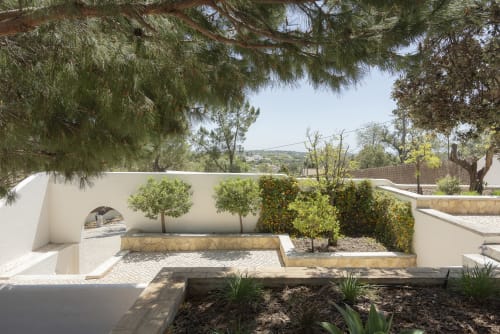 Contemporary villa courtyard with manicured gardens, stone patios, and Mediterranean-style architecture at RB Algarve,