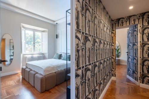 Camera moderna ai Lovely Rome Apartments con carta da parati architettonica, divisorio in vetro e pavimenti in legno a Roma