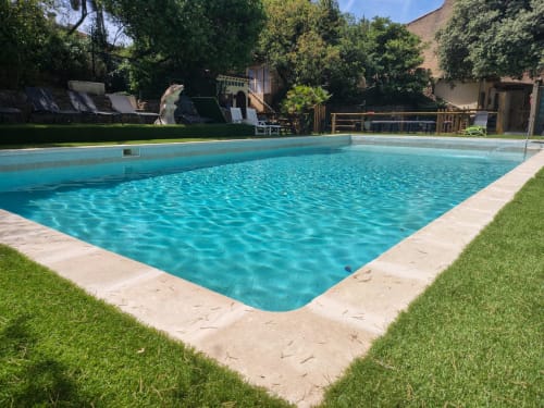 Piscine cristalline du Camping La Lézardière à La Valette du Var, entourée de jardins paysagés et d'espaces de détente