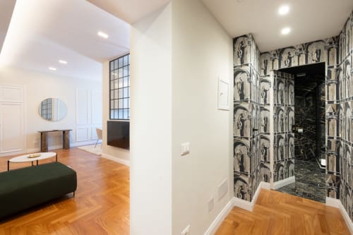 Bagno di appartamento moderno a Roma con carta da parati decorativa ad arco e doccia, adiacente a luminosa zona living in legno