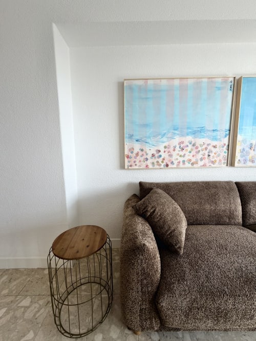 Interior moderno de apartamento com sofá cinza, mesa lateral em madeira e obra de arte com vista para o mar em Republica do Sul, Charneca da Caparica