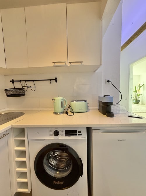Cozinha moderna no apartamento SEA 9 com máquina de lavar, chaleira, torradeira e cafeteira na República do Sul