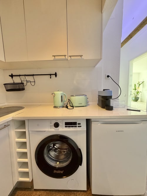 Cozinha moderna no apartamento Sea View de Republica do Sul com máquina de lavar, refrigerador e eletrodomésticos