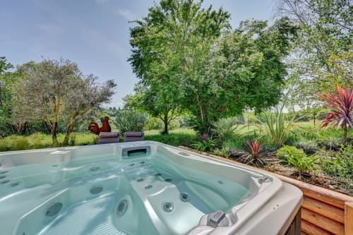 Luxuriöser Whirlpool mit Blick auf die Gärten des Domaine Bellavigne Gîtes et Spa in Forcalquier