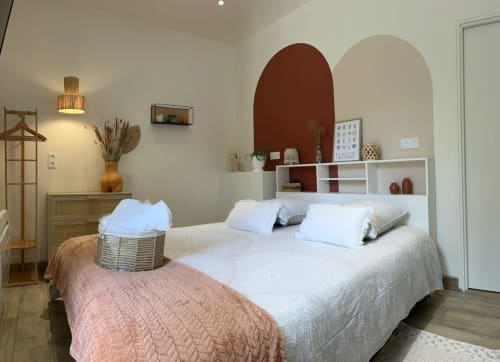 Chambre Hortense à La Cour d'Hortense, Sailly-Flibeaucourt, avec literie blanche, mur d'accent rouge et vue sur le jardin