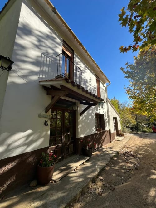 Casa de campo encalada en L'Amagatall de Cal Tonedor en Vallgorguina, Barcelona, con balcón y vistas a la montaña
