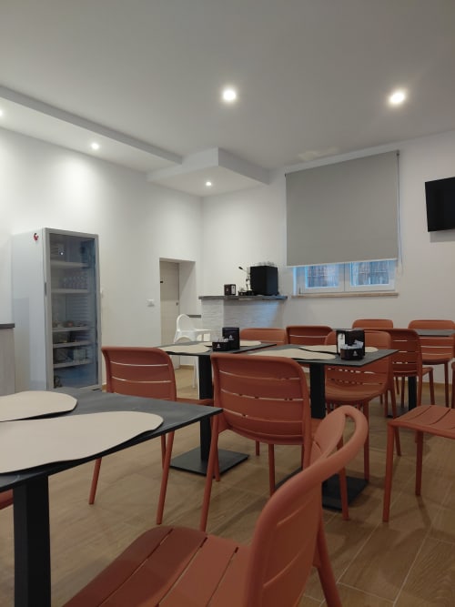 Modern breakfastroom at Makasa B&B in Villapiana with terracotta chairs and black tables