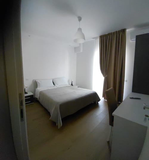 Camera moderna e luminosa presso Makasa B&B a Villapiana con letto matrimoniale, TV e balcone con vista sul giardino
