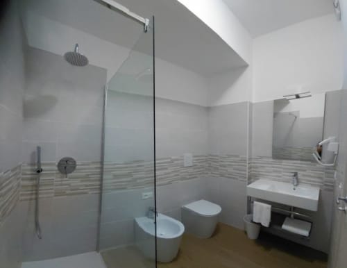Bagno moderno nella B&B Makasa a Villapiana con doccia, toilette, bidet e lavabo