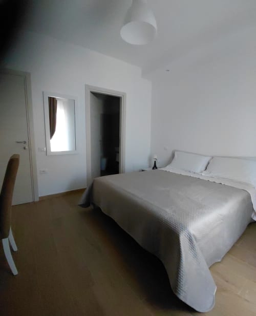 Camera moderna della Makasa B&B a Villapiana con letto matrimoniale, pareti bianche e vista sul giardino