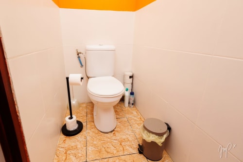Salle de bains de l'appartement Anthurium à Otantik Caribbean, Saint Louis, avec toilettes, bidet et carrelage en terre cuite