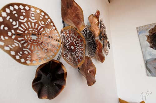 Installation murale décorative avec feuilles en métal ajouré et accents en cuivre dans la suite Anthurium de l'hôtel caribéen Otantik