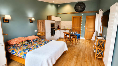 Studio Ô de Mer à Sangatte : lit, kitchenette, coin repas, parquet, près de la plage