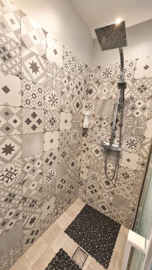 Douche moderne aux carreaux motifs à l'studio Ô de Mer à Sangatte, avec design italien