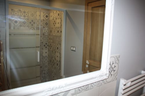 Salle de bain moderne avec douche italienne, grand miroir et mur de carrelage décoratif à l'appartement Ô de Mer à Sangatte