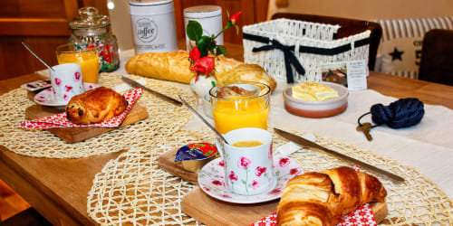 Petit-déjeuner continental à Ô de Mer avec croissants, pâtisseries, jus d'orange et café près de la plage de Sangatte