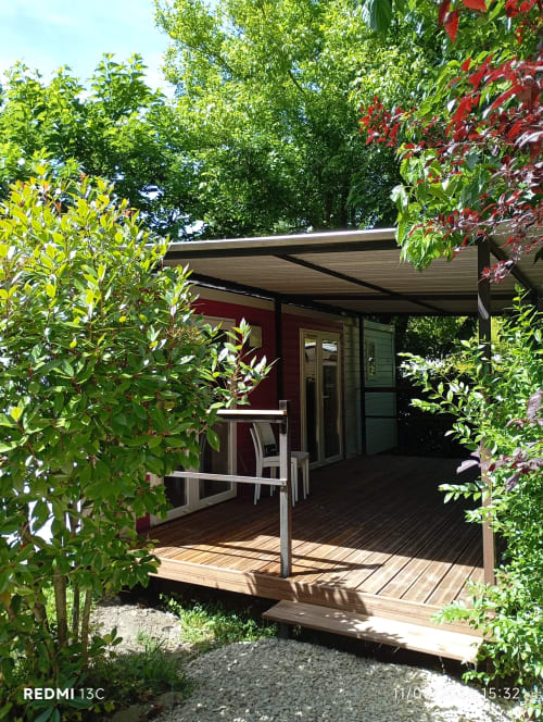 Mobil-home contemporain avec terrasse en bois entouré de jardins verdoyants au Clocher de Neyran, Saint-Gervais-sur-Mare