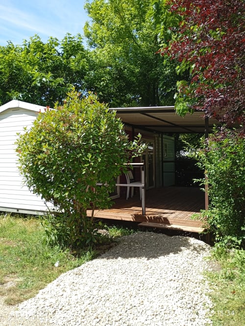 Mobilhome moderne au Clocher De Neyran avec terrasse bois, vue jardin, entouré de verdure à Saint Gervais sur Mare