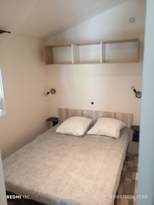 Lit double avec oreillers blancs dans la chambre du mobil-home au Clocher De Neyran, Saint Gervais sur Mare