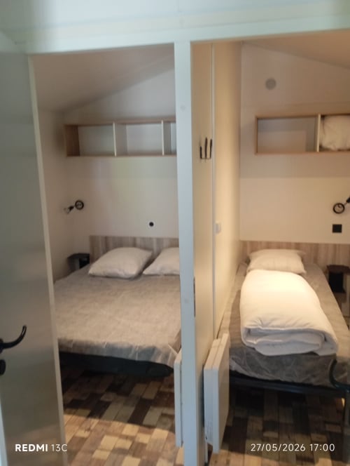 Deux petites alcôves chambre dans le Mobilhome 21 au Clocher De Neyran, Saint Gervais sur Mare, avec lits simples et bois