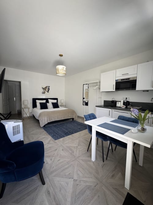 Moderno estudio en Domaine de Bize Mirepoix con cama, cocineta, mesa de comedor y sala de estar