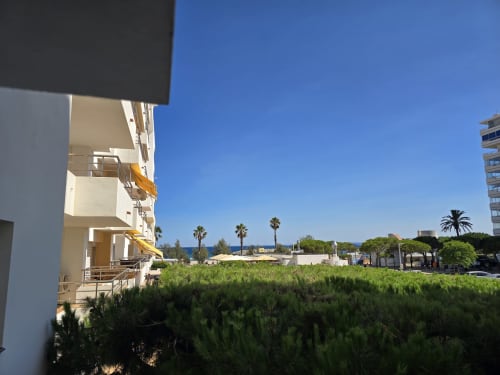 Appartement moderne avec terrasse vue mer, palmiers et village côtier à Rosas, Espagne