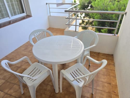 Ensemble de mobilier de patio blanc sur terrasse avec vue sur mer, appartement Rosas près de la plage