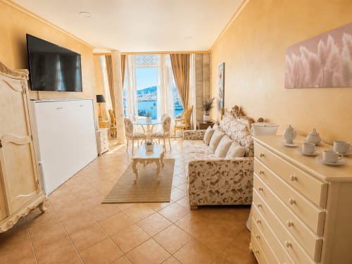 Luminoso apartamento frente al mar en Baiona con vistas al océano, cómodos asientos, TV, cocina equipada y mobiliario elegante