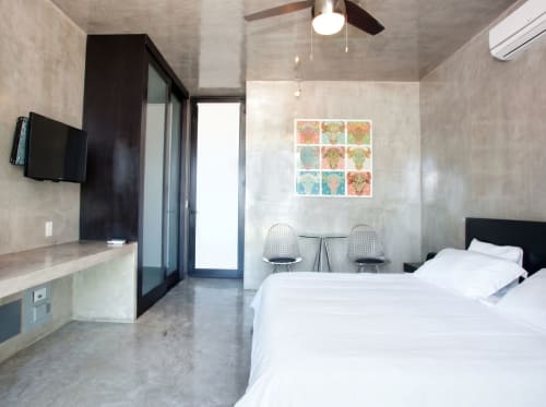 Moderno dormitorio principal en Vidasoul BnB en La Vinorama con acabados de concreto, TV, escritorio y sala de estar