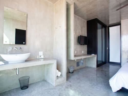 Baño moderno de habitación King en Vidasoul BnB La Vinorama con lavabo tipo vessel, espejo y acceso a vista al océano
