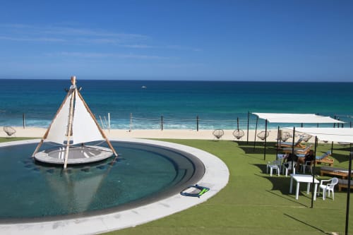 Piscina frente al mar de Vidasoul con lounge tipi, vista al océano y servicios costeros en La Vinorama, México