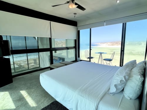 Luminosa habitación con cama king en Vidasoul, La Vinorama, con vistas al océano, comodidades modernas y asiento en balcón