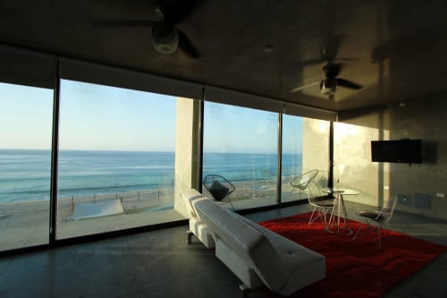 Suite frente al mar en Vidasoul, La Vinorama, con vistas panorámicas al océano, mobiliario moderno y sala de estar