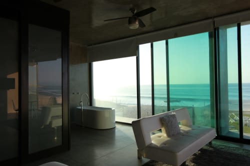 Suite frente al mar en Vidasoul con bañera moderna, sofá y vistas panorámicas al mar en La Vinorama, México