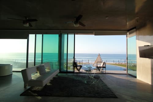 Suite frente al mar Vidasoul en La Vinorama con vista al océano, espacios modernos, mobiliario de balcón y horizonte marino