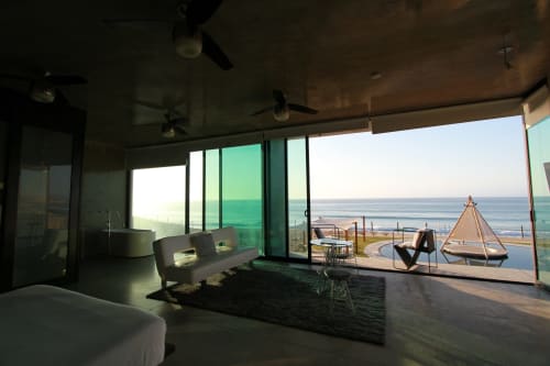 Suite frente al mar Vidasoul en La Vinorama con vistas al océano, sala moderna y acceso directo a la playa
