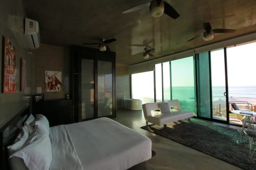 Suite frente al mar en Vidasoul, La Vinorama con vistas al océano, dormitorio moderno, sala de estar y balcón privado con vista al mar