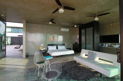 Suite Beachfront moderna en Vidasoul con cama king, sala de estar y balcón con vista al mar en La Vinorama, México