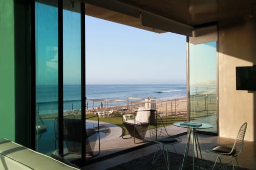 Suite frente al mar Vidasoul en La Vinorama con vistas al océano, mobiliario moderno y acceso directo a la playa
