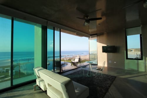 Suite frente al mar Vidasoul en La Vinorama con vistas al océano, zona de estar y comodidades modernas