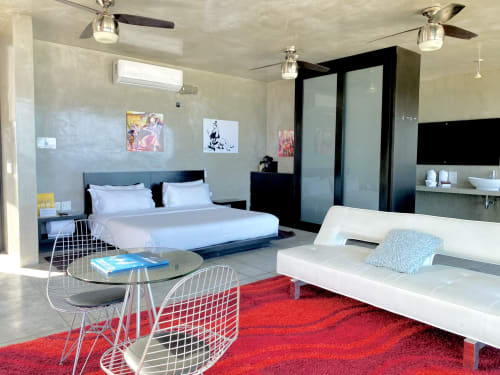 Suite frente al mar de Vidasoul en La Vinorama con dormitorio moderno, sala de estar y vista al mar