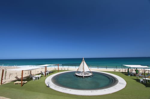 Piscina frente al mar de Vidasoul con estructura de vela y vista al océano turqueso en La Vinorama, México