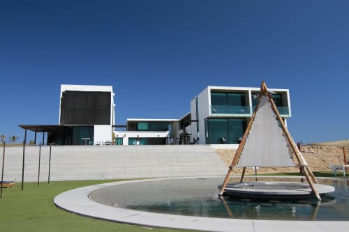 Boutique hotel moderno Vidasoul en La Vinorama con piscina circular, estructura arquitectónica de sombra y vistas del paisaje desértico