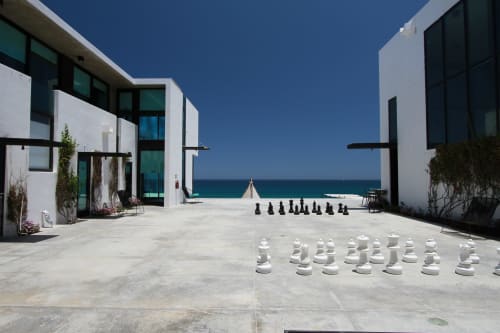 Terraza frente al mar de Vidasoul con tableros de ajedrez gigantes con vista al océano turquesa, La Vinorama México