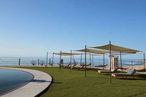 Resort frente al mar Vidasoul en La Vinorama con área de descanso sombreada, vista al mar y piscina infinita con vista a la playa